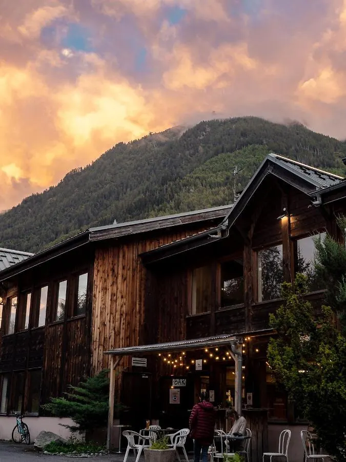 Auberge De Jeunesse Hi Chamonix Hostel